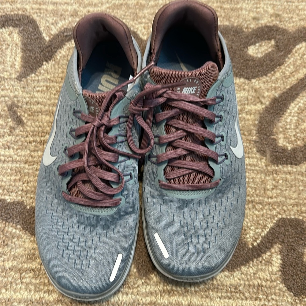Ladies Nike free running shoes